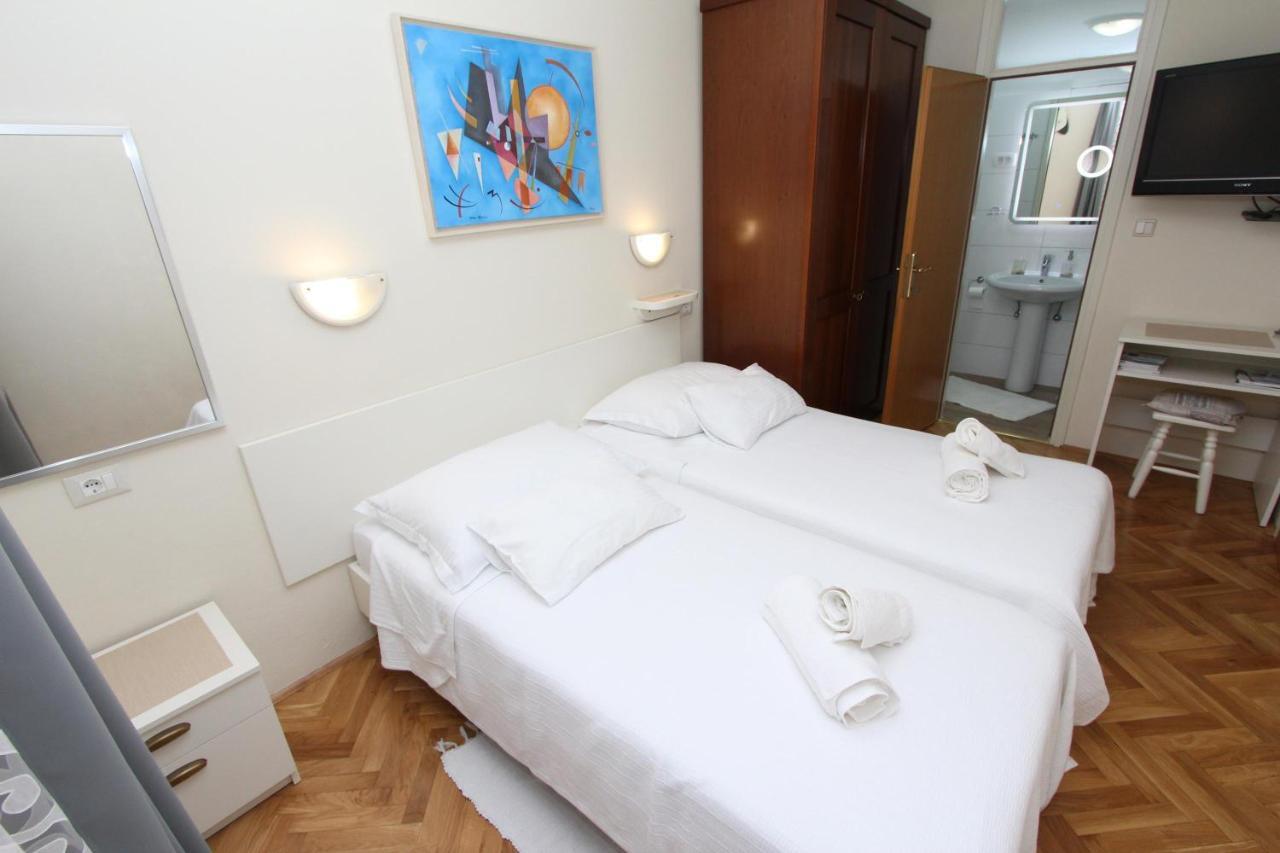 Room Roma Ровінь Екстер'єр фото