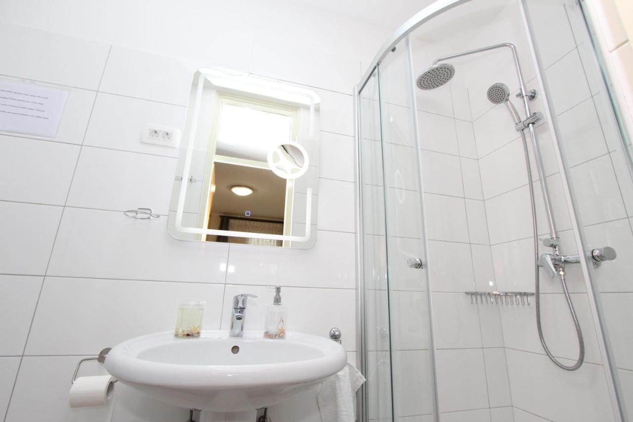 Room Roma Ровінь Екстер'єр фото